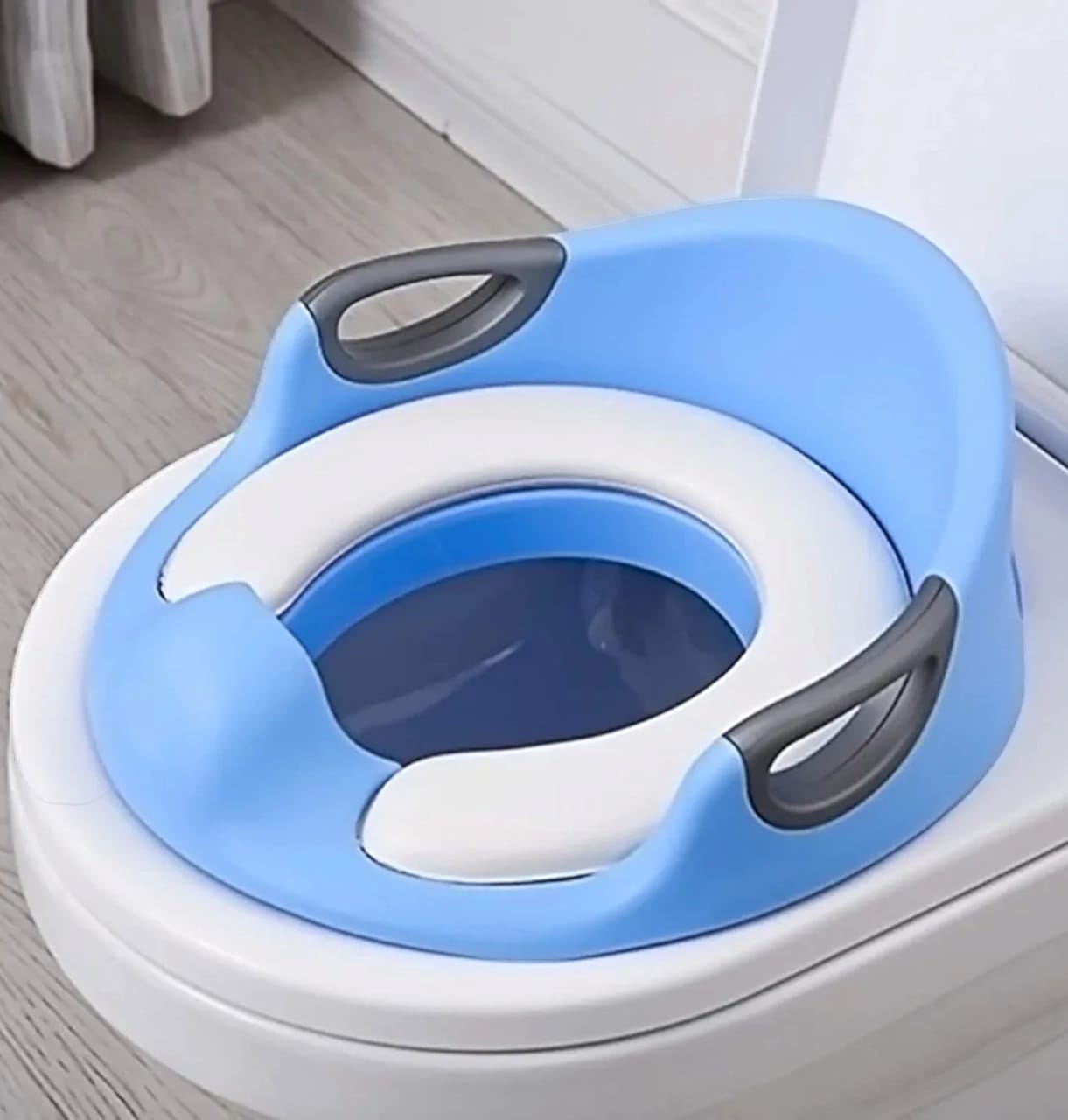 Blue potty training seat with handle